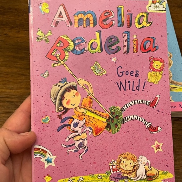 Amelia Bedelia includes books 1 through 5 - Picture 6 of 8